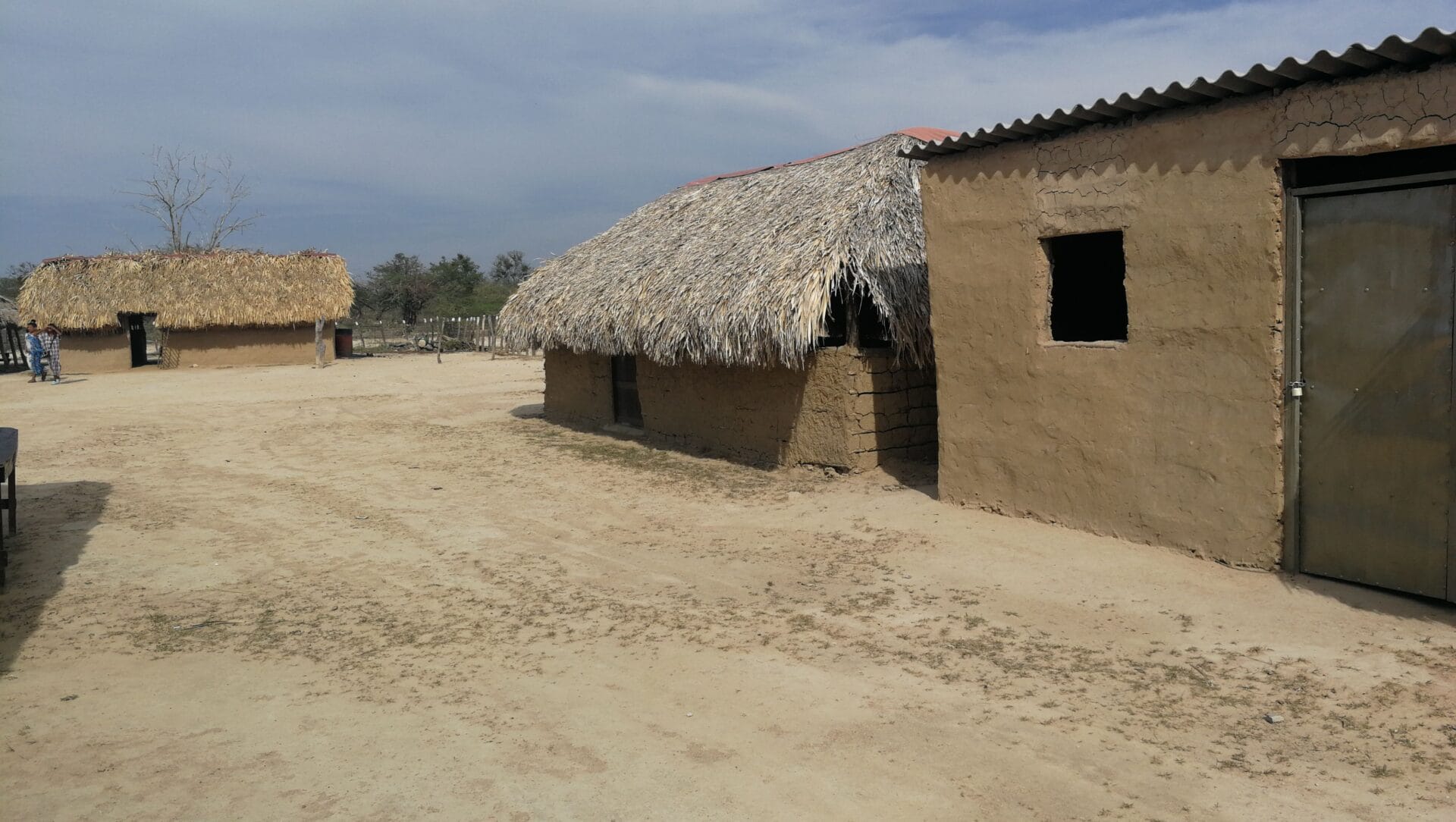 Estudiantes participando en un intercambio cultural dentro de una ranchería Wayuu bajo protocolos de respeto y ética.