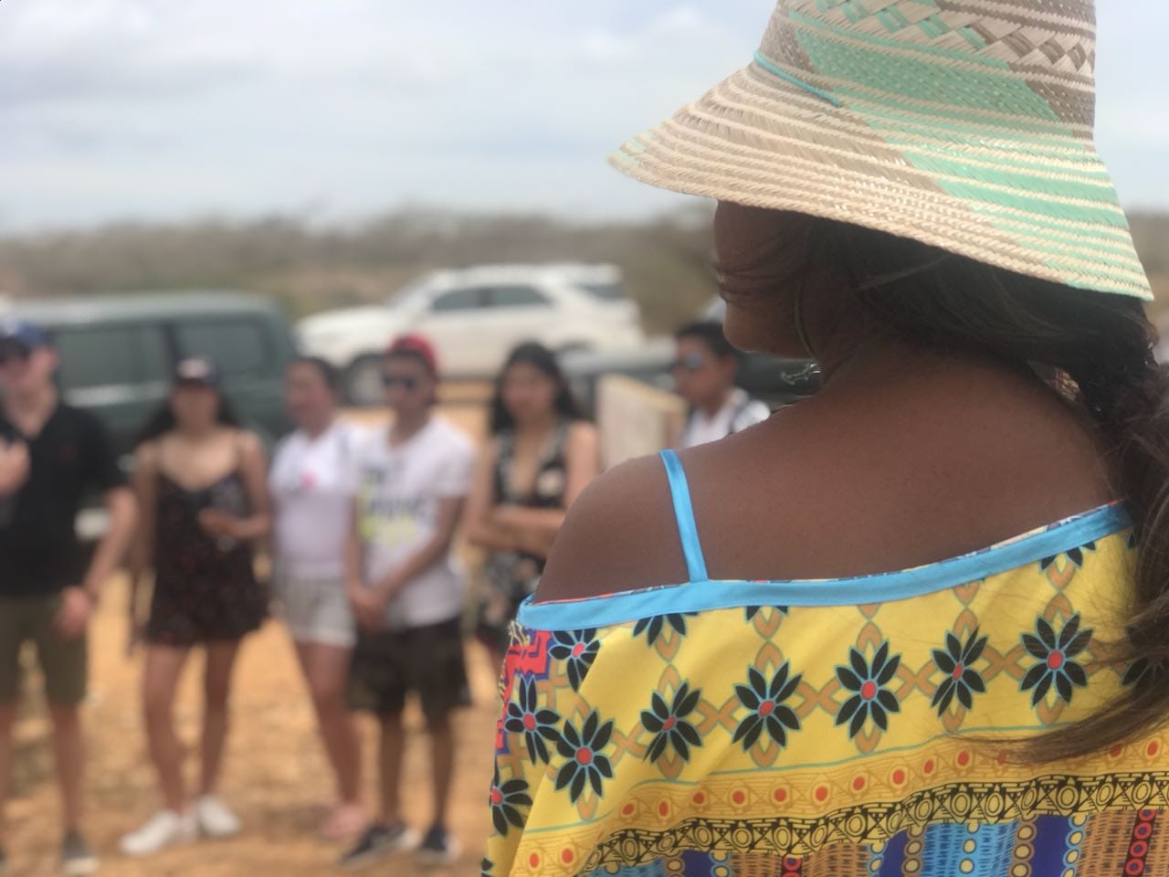 Estudiantes de colegio explorando las dunas y el paisaje del desierto de la Alta Guajira durante una expedición de Awalí School.