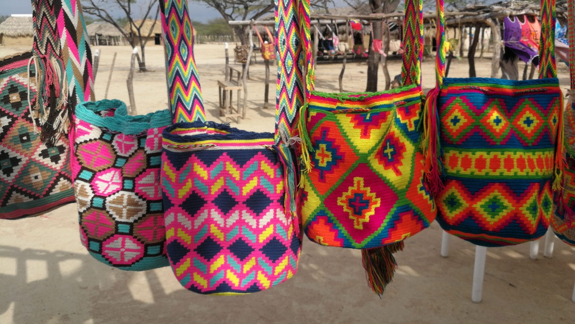 Mochilas Wayuu auténticas que representan la identidad cultural y la economía local durante una expedición pedagógica.