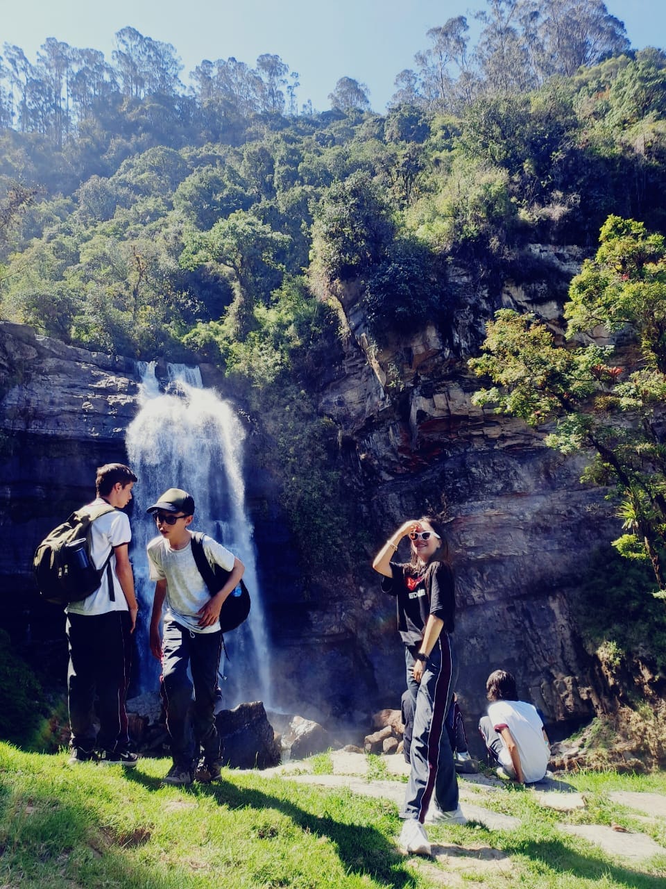 Estudiantes durante una actividad de exploración y aprendizaje ambiental en las Cascadas de Sueva, bajo la operación de turismo pedagógico de Awalí School