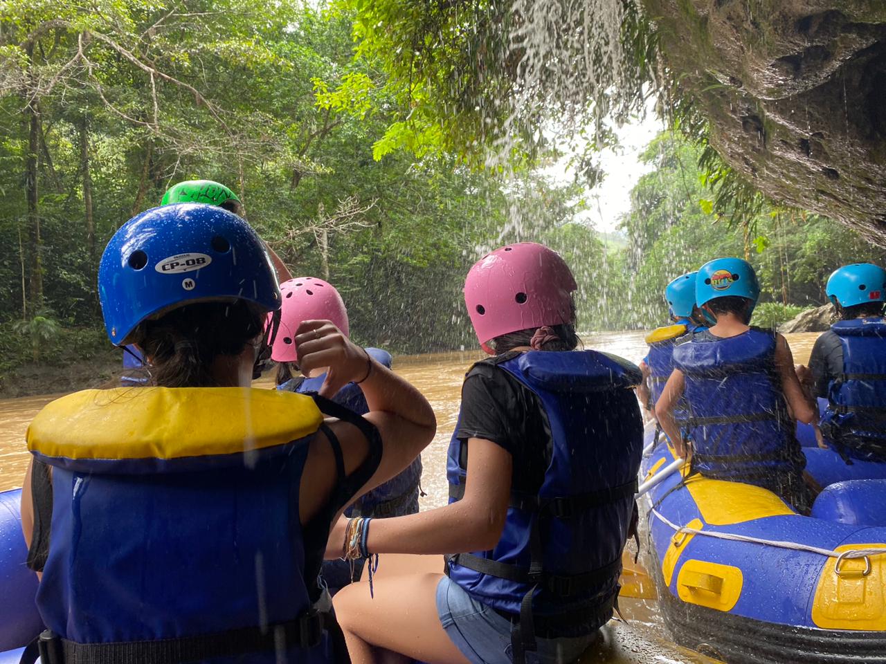 Estudiantes trabajando en equipo durante la actividad de rafting en el cañón de Río Claro.