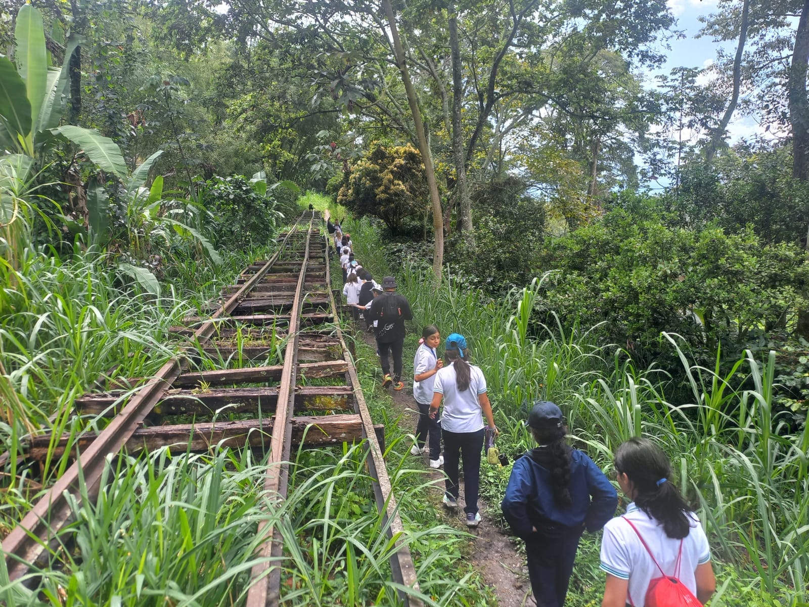 Estudiantes en una expedición técnica por la ruta del Tren de La Mesa con acompañamiento médico.
