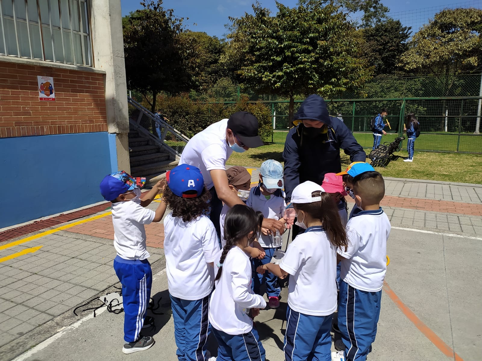 Actividad de liderazgo y trabajo en equipo para fortalecer la convivencia escolar con Awalí School.