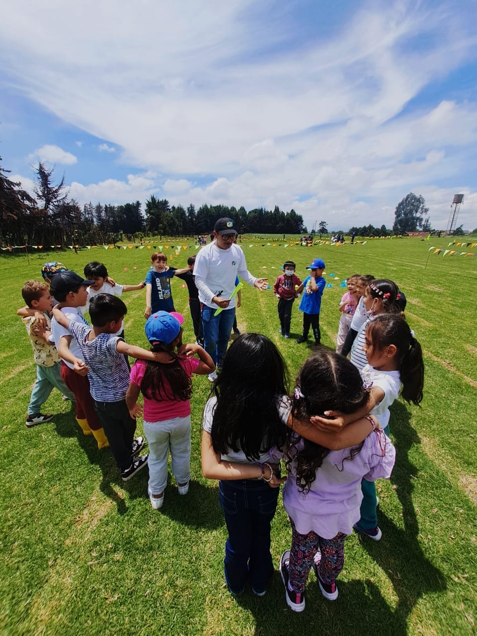 Estudiantes participando en una convivencia escolar para el fortalecimiento de habilidades blandas