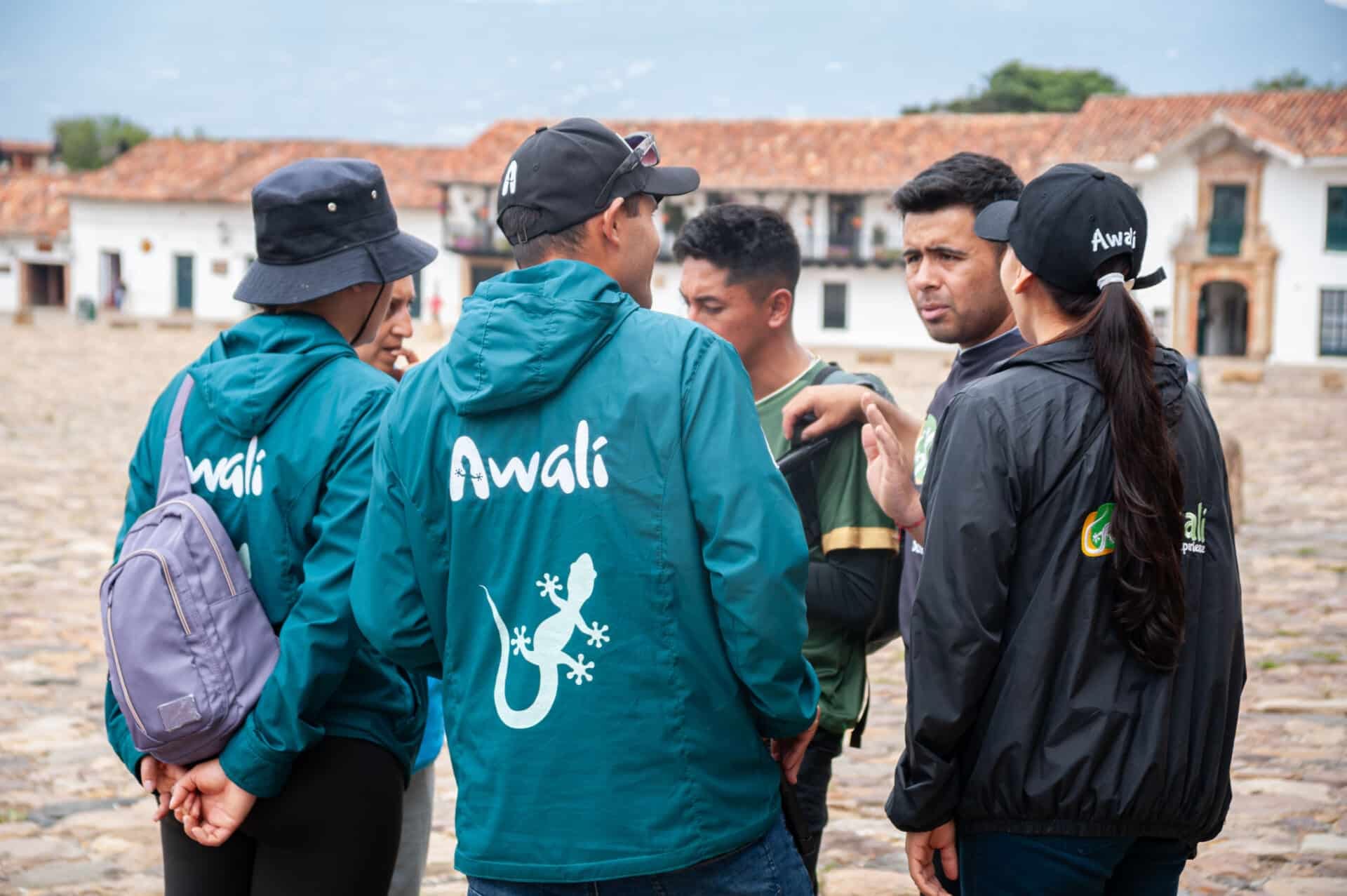 Apoyo médico de Awalí School brindando atención preventiva en una salida de educación experiencial.