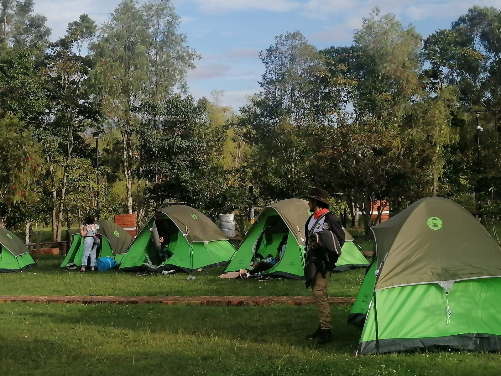 Estudiantes participando en actividades de educación experiencial al aire libre durante un campamento escolar organizado por Awalí School.