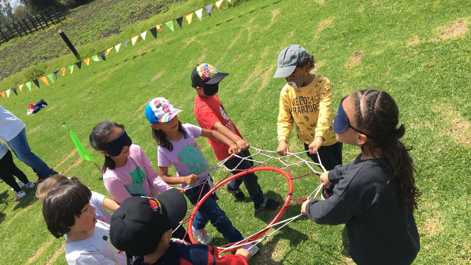Estudiantes participando en actividades para convivencias escolares en colegios enfocadas en la cohesión grupal.