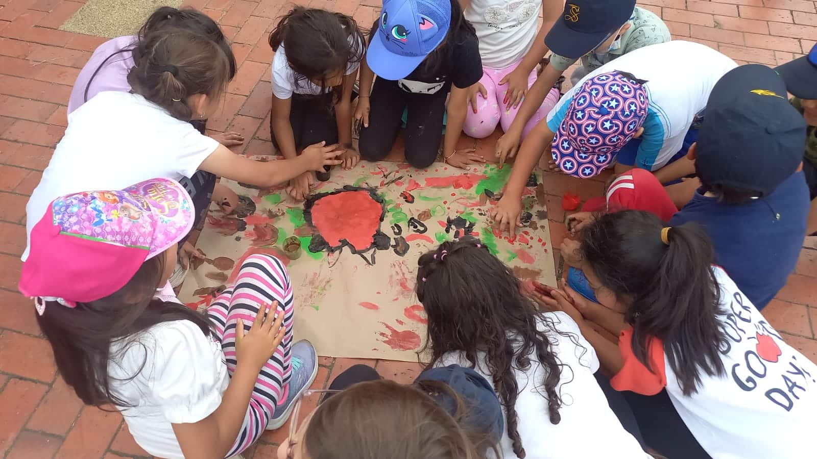 Dinámica de liderazgo y comunicación asertiva en convivencias para colegios de bachillerato.