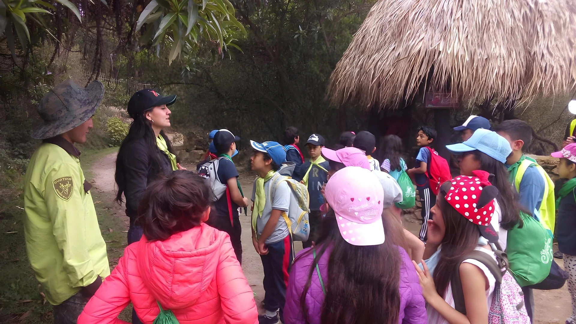 Estudiantes participando en las actividades de la excursión a río Claro Doradal con Awalí School