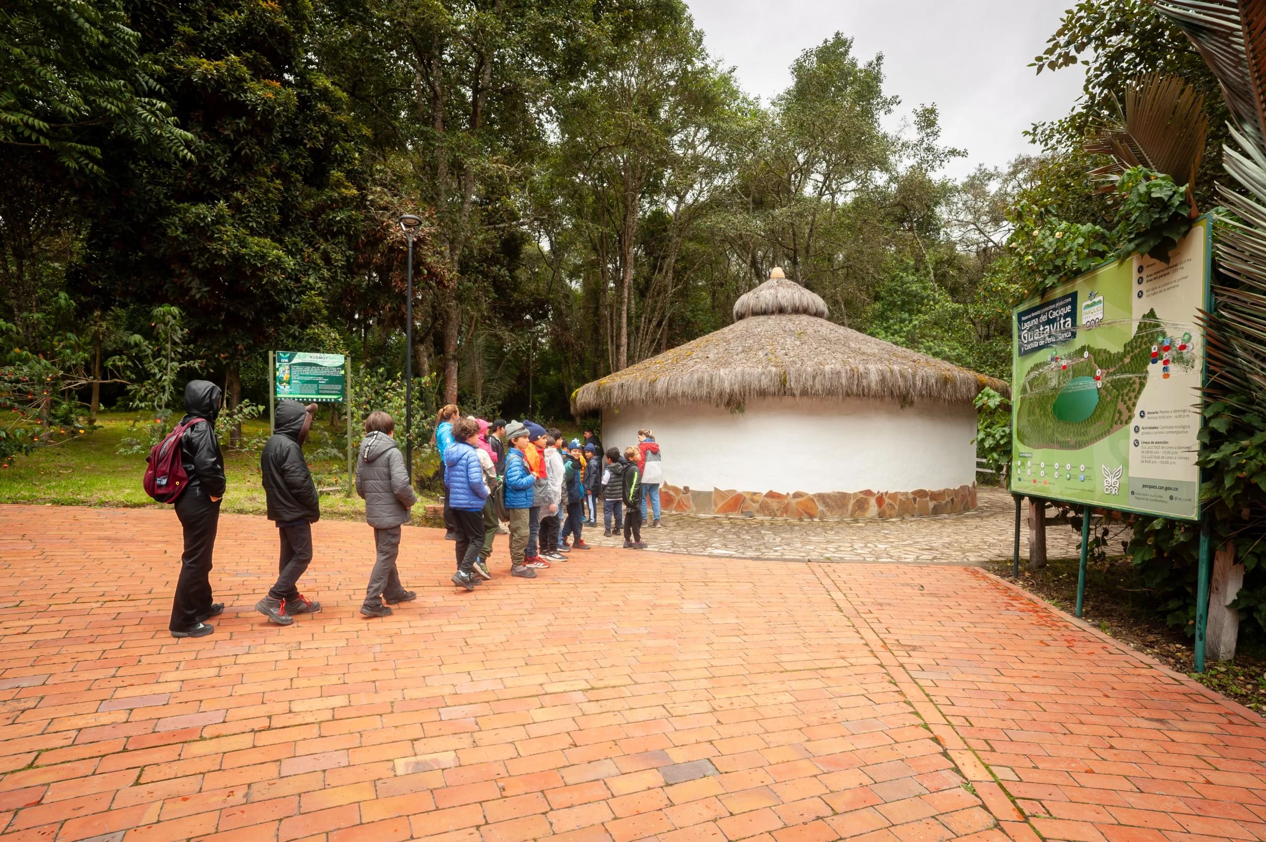 Estudiantes en caminata por La Laguna del Cacique Guatavita durante campamento de inmersión de Awalí School