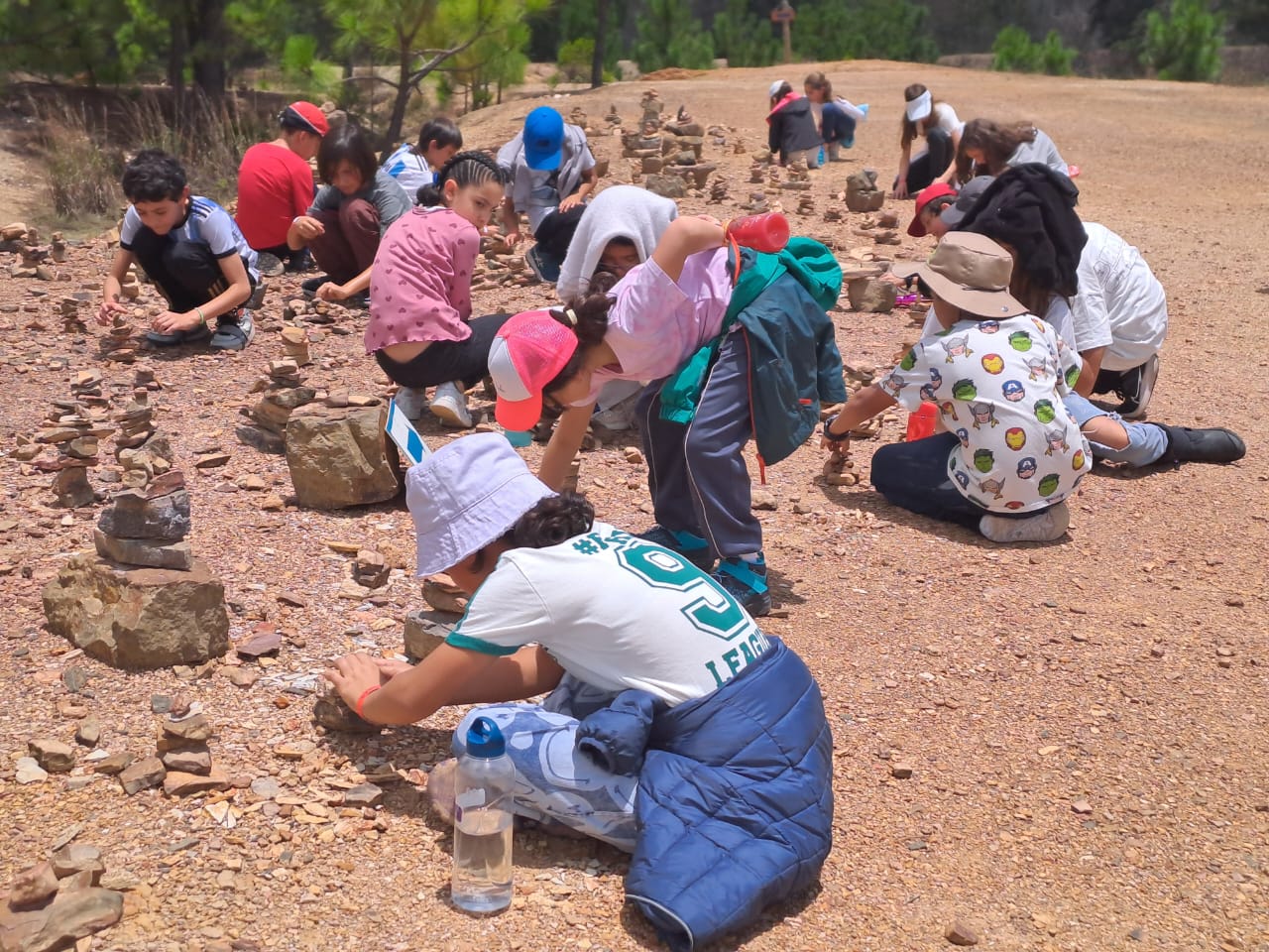 Estudiantes en simulación de excavación de fósiles en el Centro de Investigaciones Paleontológicas Villa de Leyva con Awalí School