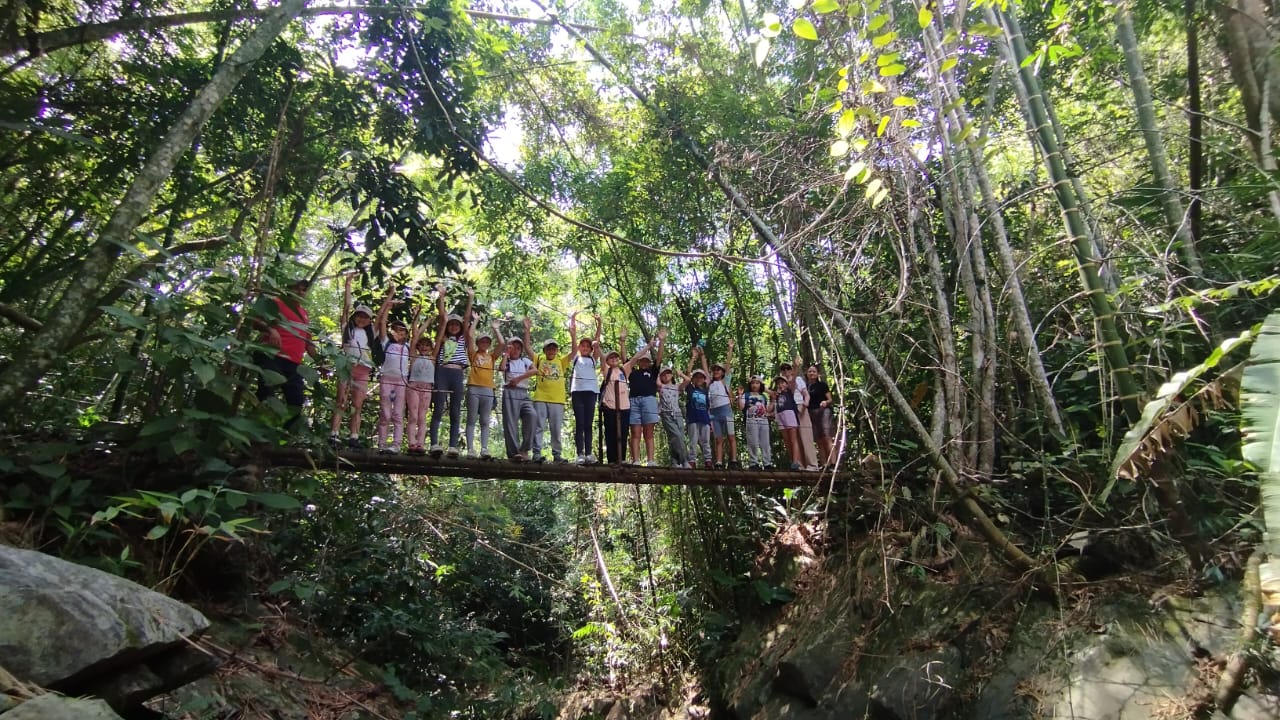 Estudiantes realizando la caminata a la ciudad perdida de Falan