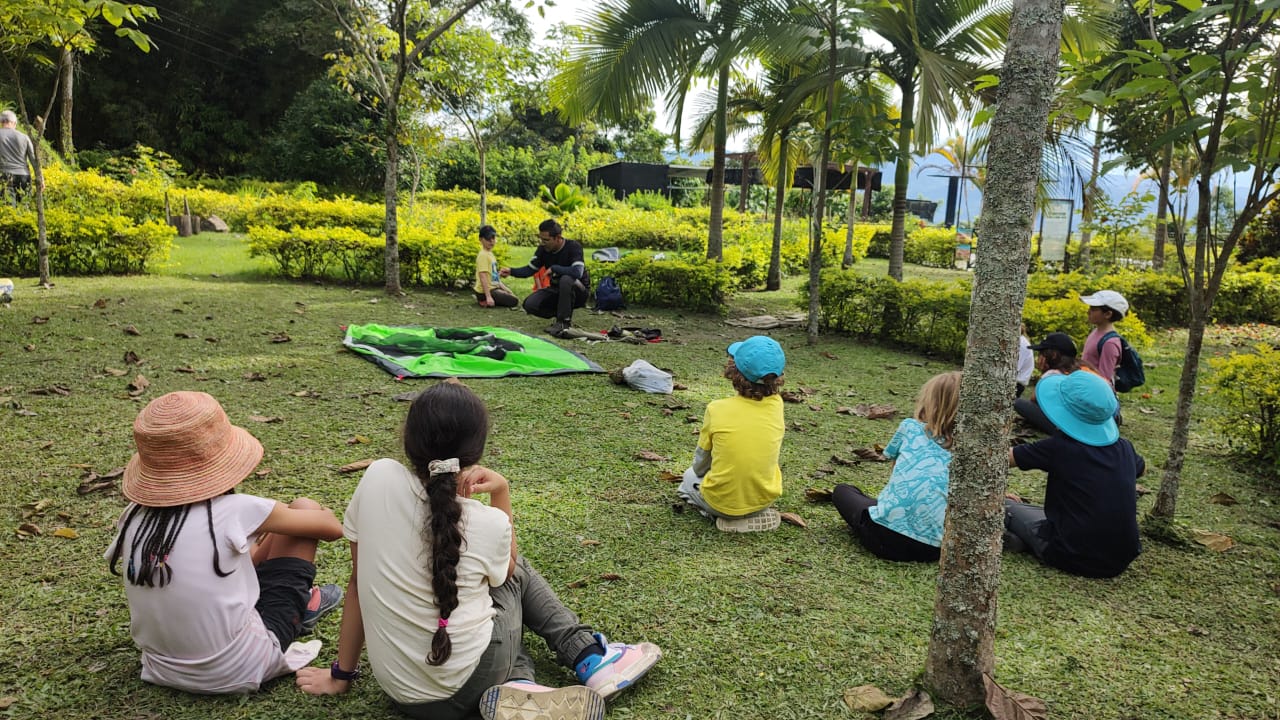 Estudiantes de colegio participando en un taller de campismo y pernoctación segura en el campamento de Awalí School en Tobia, Cundinamarca