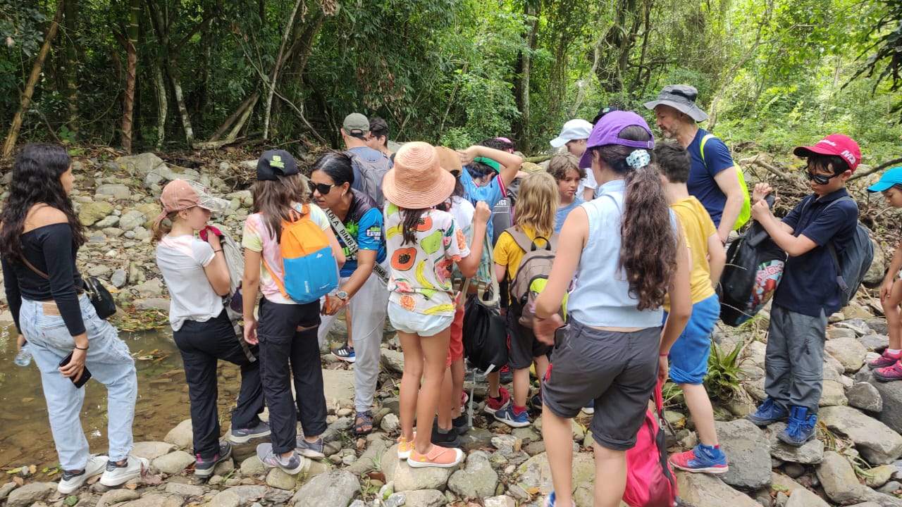 Caminata ecológica y de observación de biodiversidad hacia las Cascadas de Canales como parte de la inmersión pedagógica en el campamento de Tobia.