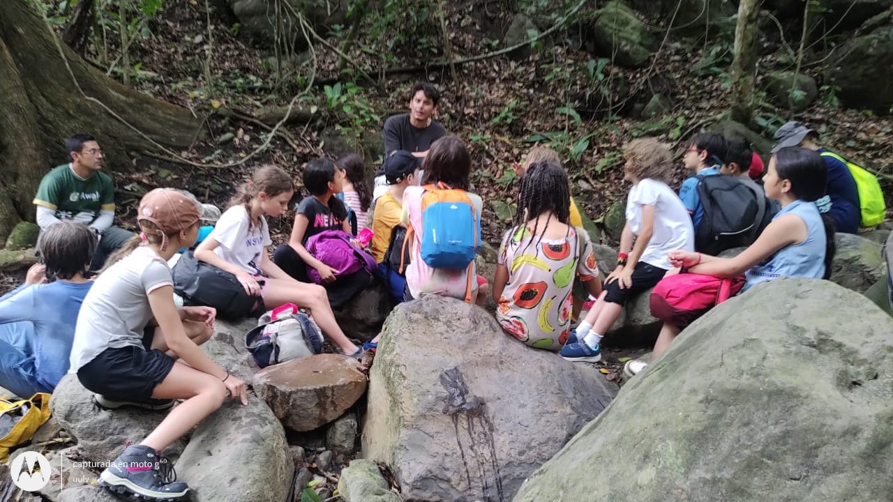 Estudiantes de colegio recorriendo el cauce de la Quebrada del Tigre en Tobia con Awalí School.