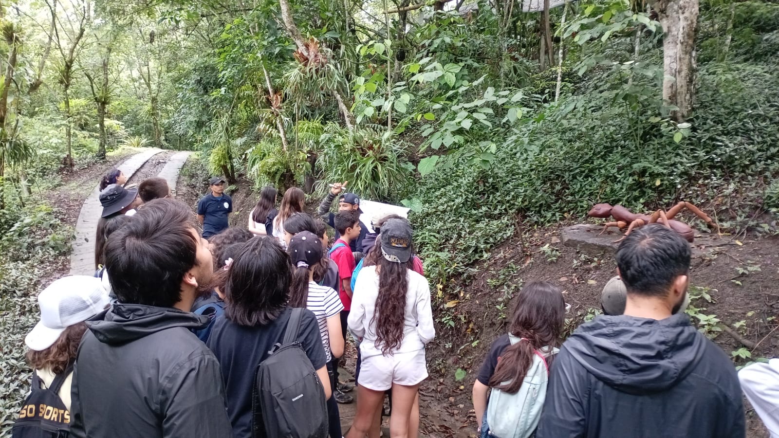 Estudiantes en caminata por el Camino Real de Tena durante campamento de liderazgo de Awalí School