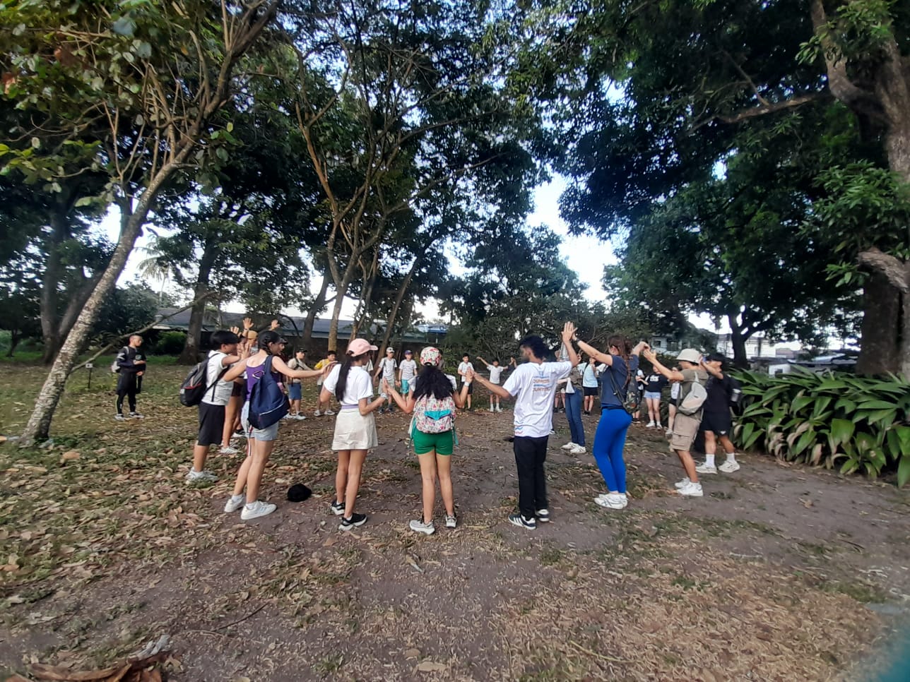 Estudiantes en trabajo de campo y siembra de árboles nativos en la Ruta Mutis con Awalí School