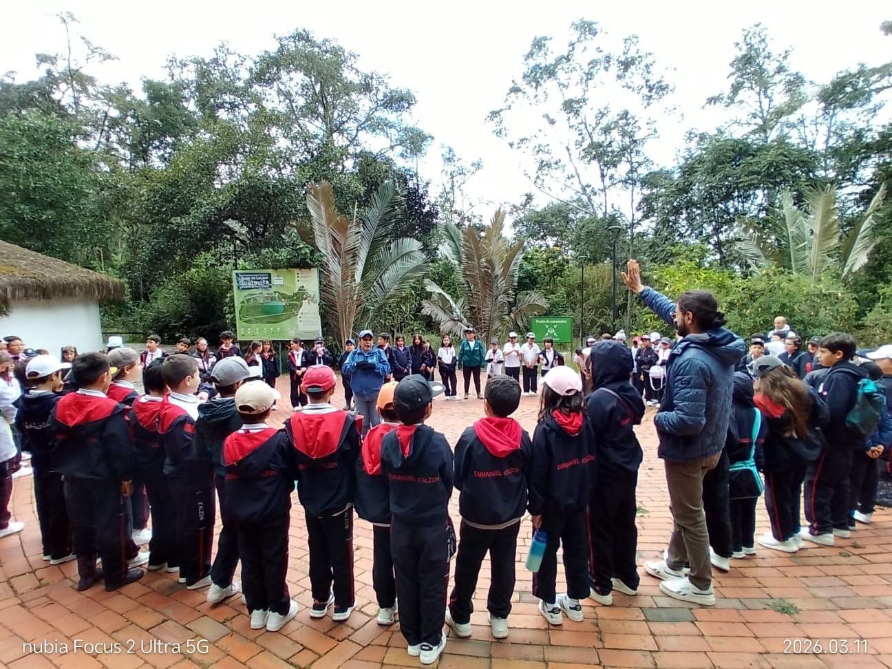 Estudiantes de colegio resolviendo pistas de 'El Enigma de los Caciques' (carrera de observación) durante una caminata pedagógica en Guatavita con facilitadores de Awalí.