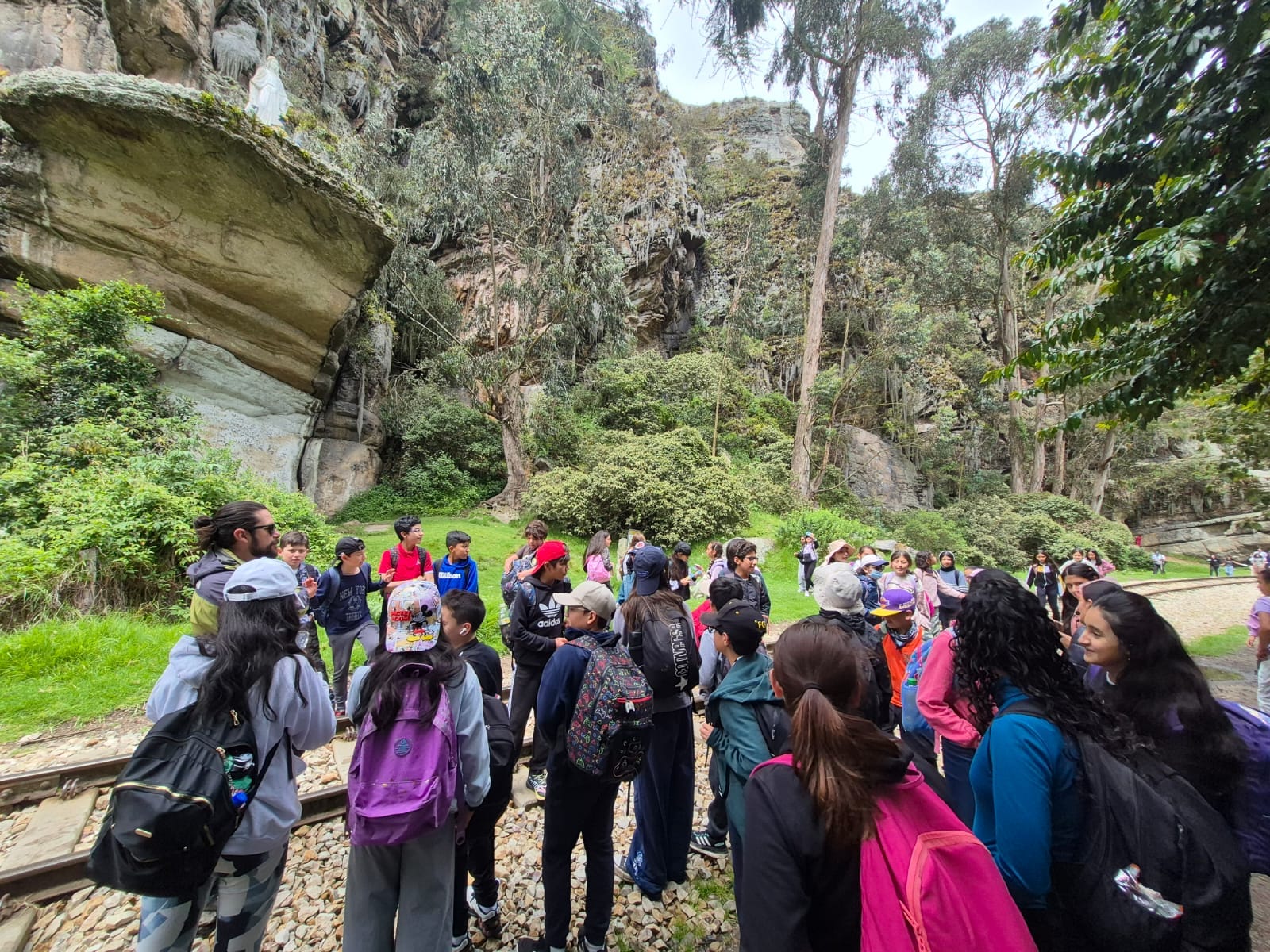 Vista imponente de las placas de arenisca de los Farallones de Suesca, escenario geológico de la caminata pedagógica con Awalí School.