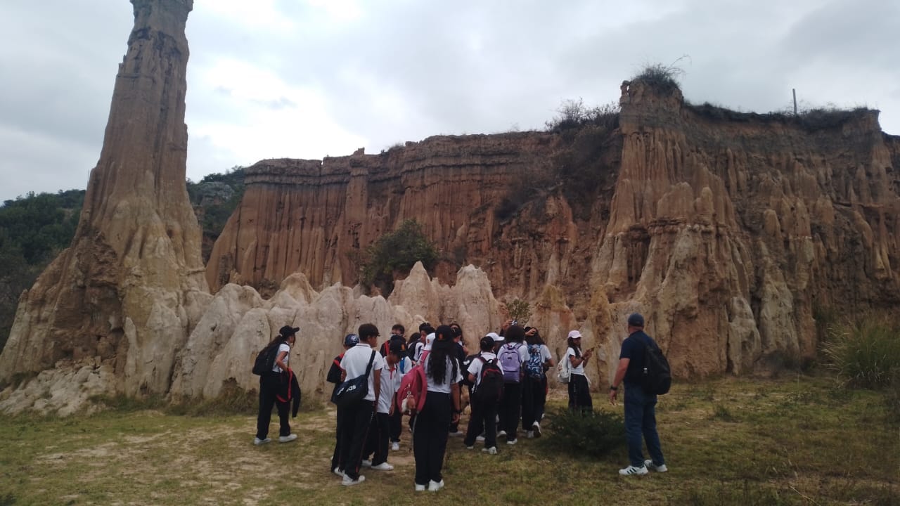 Formaciones de arcilla roja y cárcavas en el Desierto de la Tatacoita durante una caminata pedagógica de Awalí School.