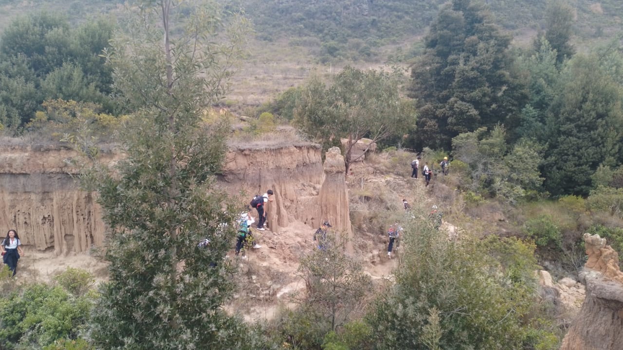 Estudiantes de colegio recorriendo los laberintos naturales del Desierto de Checua en una salida pedagógica de geología.