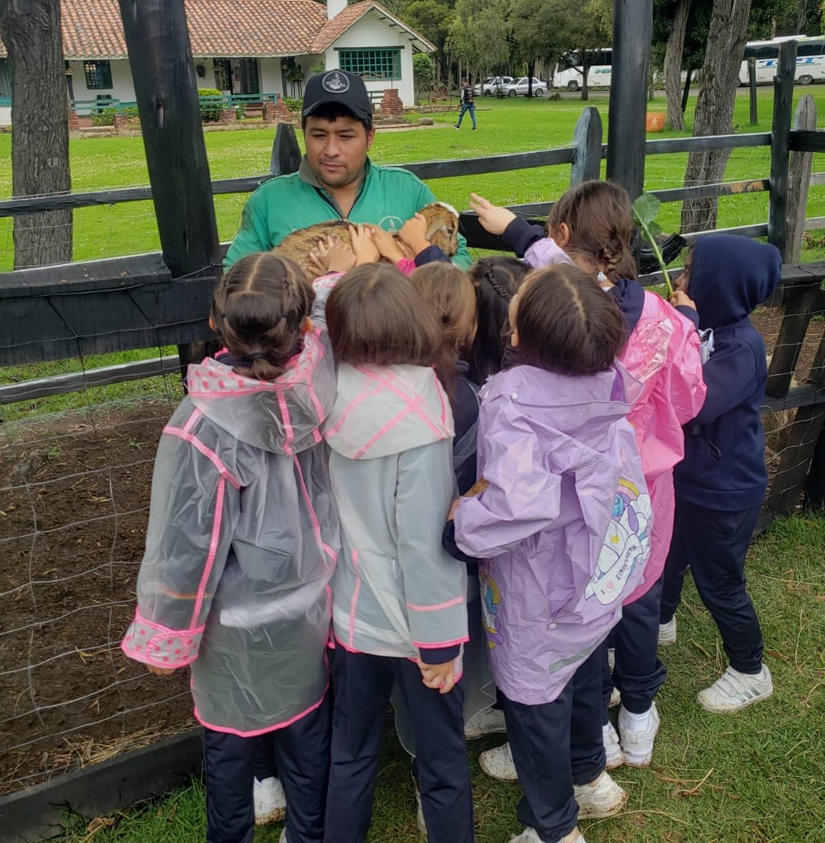 Recorrido ecológico por los senderos de la hacienda en Ubaté durante la jornada del taller de la lana.