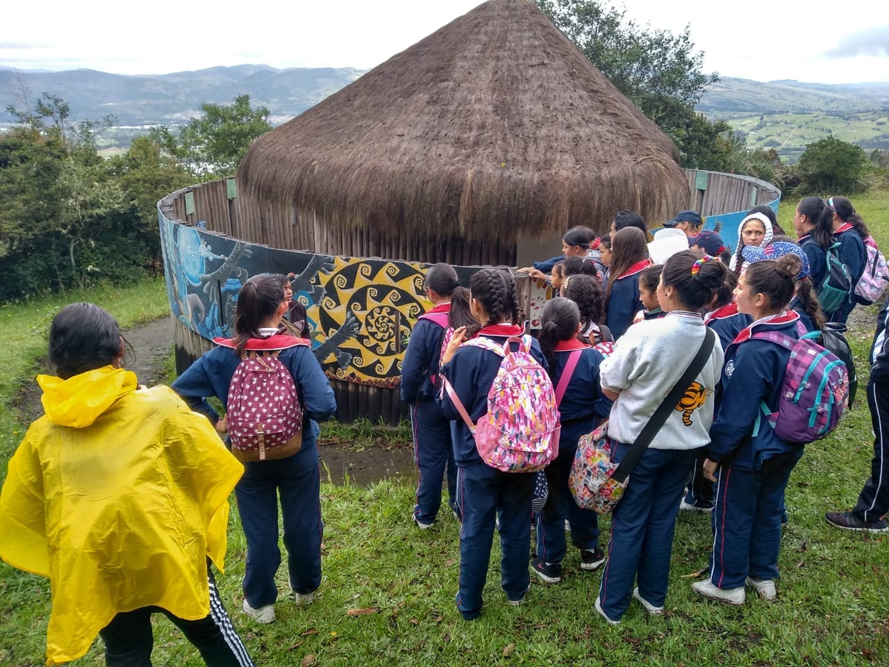 Grupo escolar participando en talleres de tejido básico y simbología ancestral en el resguardo de Sesquilé.