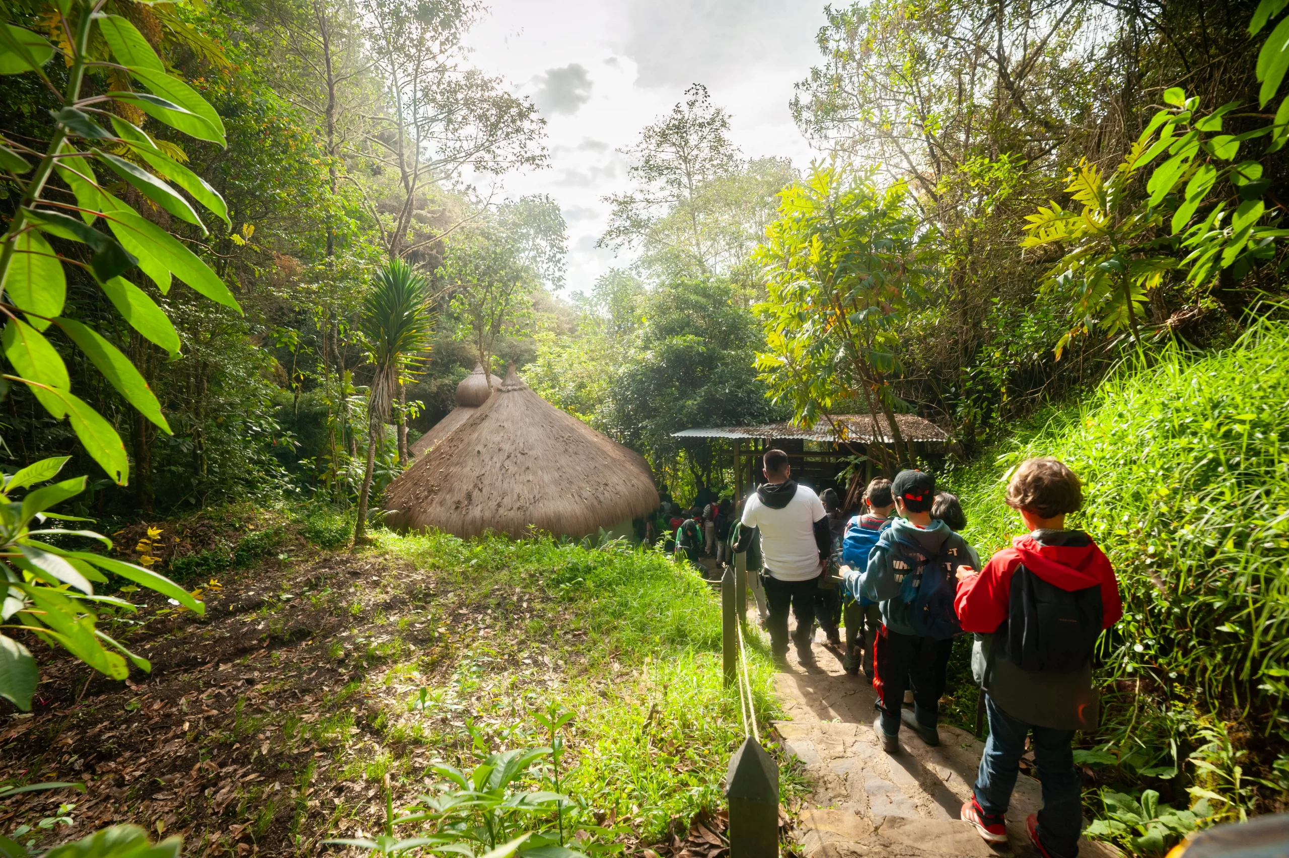 Estudiantes descubriendo la cosmovisión y tradiciones indígenas en el territorio muisca de Sesquilé durante los campamentos en Guatavita con Awalí School
