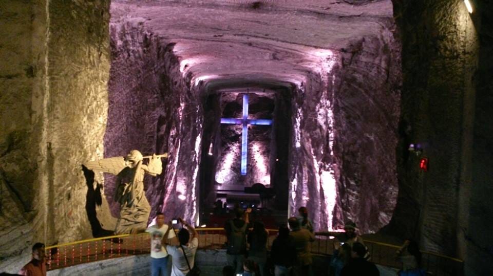 Estudiantes analizando la escala arquitectónica y el diseño espacial en la Catedral de Sal de Zipaquirá.
