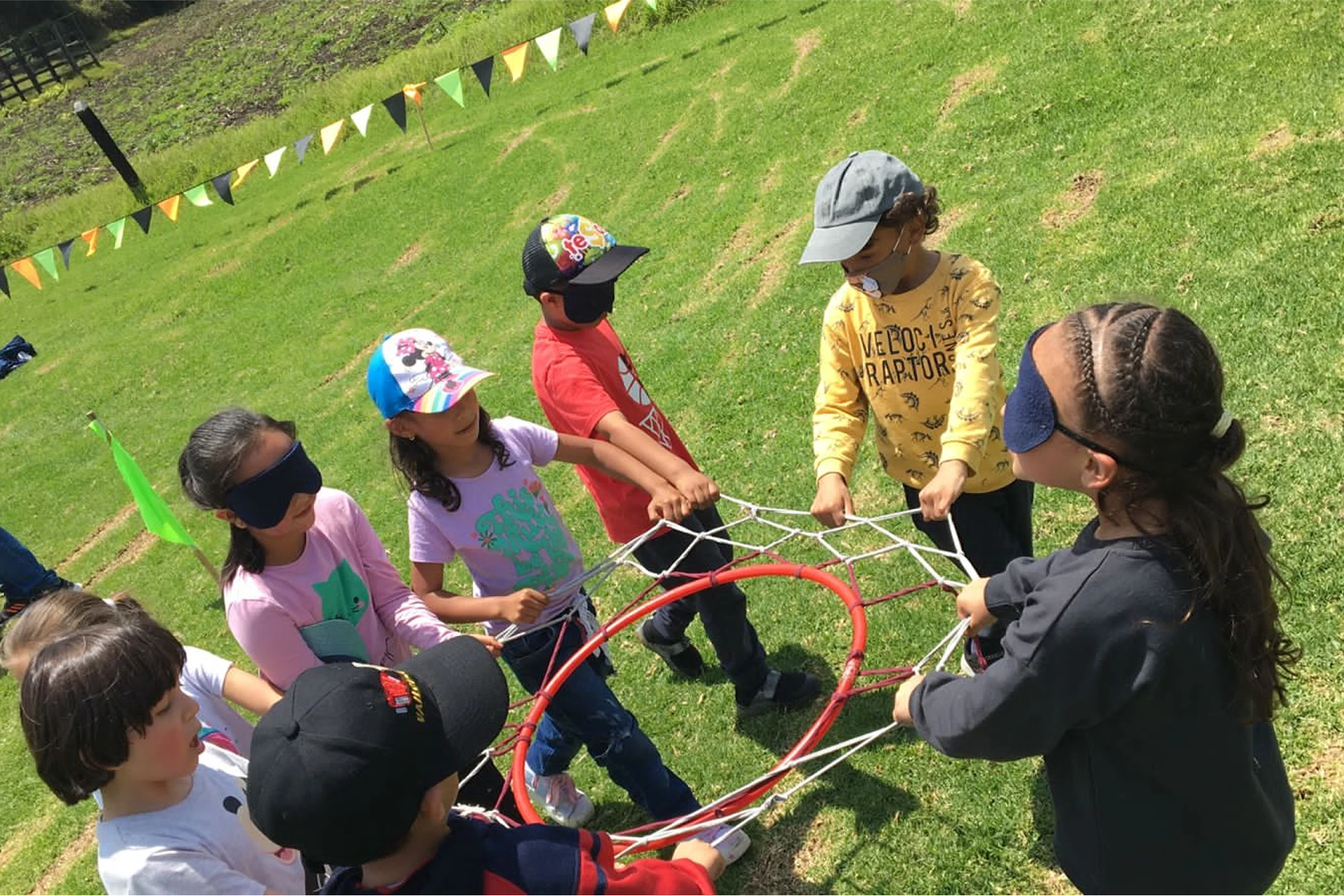 Estudiantes participando en una jornada de convivencia enfocada en el trabajo en equipo liderada por Awalí School