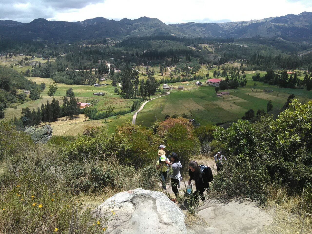Vista panorámica de los Farallones de Sutatausa durante una expedición pedagógica de geografía con Awalí School.