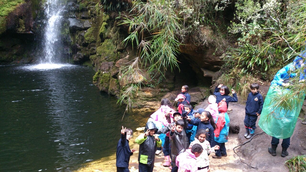 Nacimiento del Río Bogotá con estudiantes registrando la pureza del agua en el nacimiento del Río Bogotá en su diario de campo.