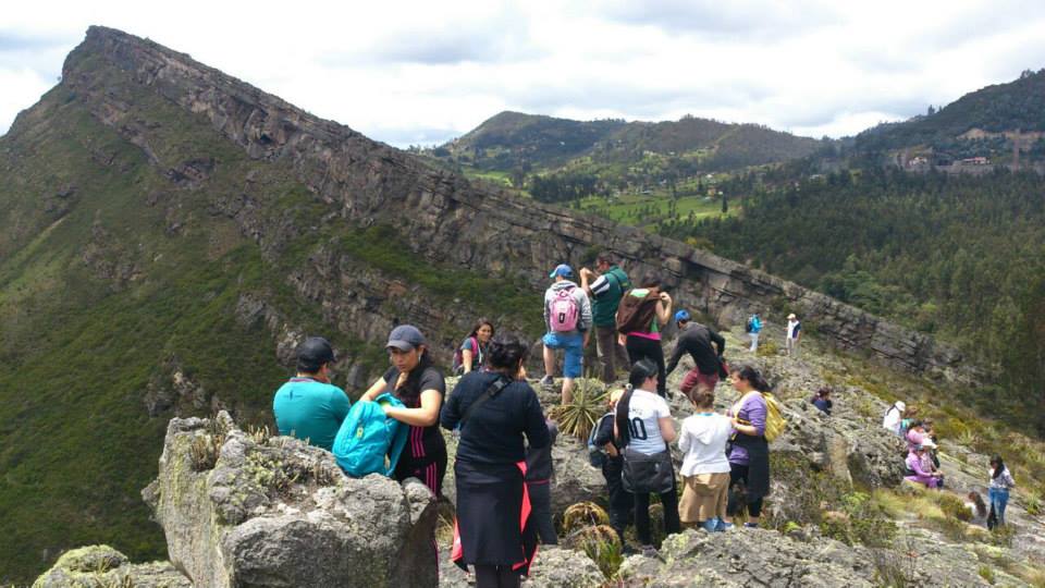 Estudiante registrando formaciones rocosas de Sutatausa en su diario de campo durante la salida pedagógica.