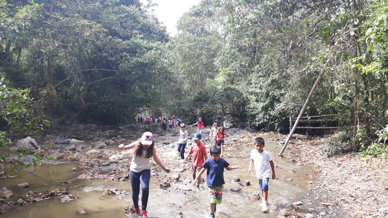 Estudiante registrando indicadores de calidad del agua en su diario de campo en Tobia