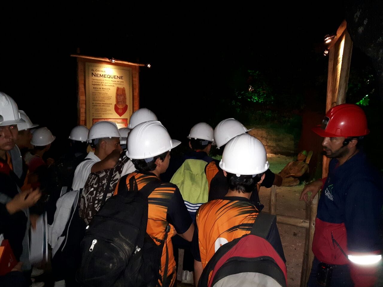 Estudiantes de Awalí School observando el fenómeno de reflexión en los espejos de salmuera de la Mina de Sal de Nemocón.