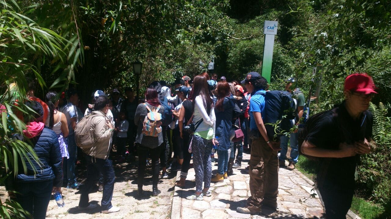 Estudiante registrando hallazgos de simbología Muisca en su diario de campo en el Museo Indígena de Guatavita, parte de la inmersión cultural de Awalí School.