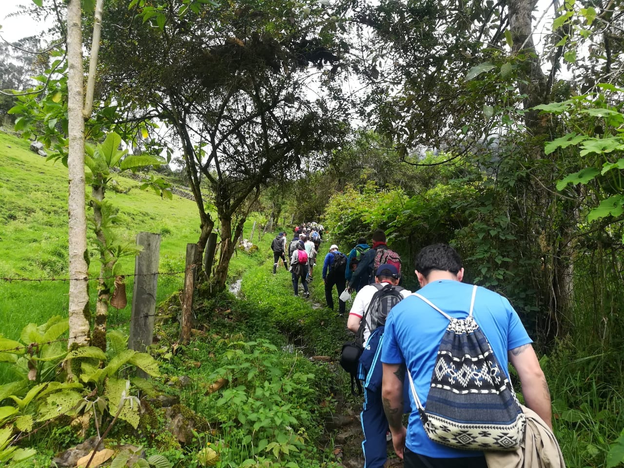 Grupo de estudiantes de Awalí School realizando un recorrido de senderismo interpretativo por los senderos naturales de Sueva, explorando la flora y fauna local.