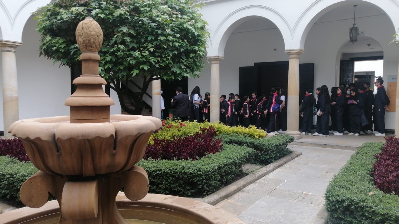 Estudiantes de Awalí School recorriendo los patios coloniales de la Casa de la Moneda en el centro histórico.