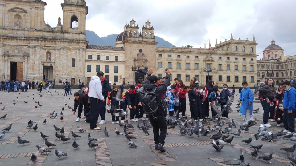Caminata pedagógica por el Eje Ambiental de Bogotá con enfoque en urbanismo y patrimonio histórico.