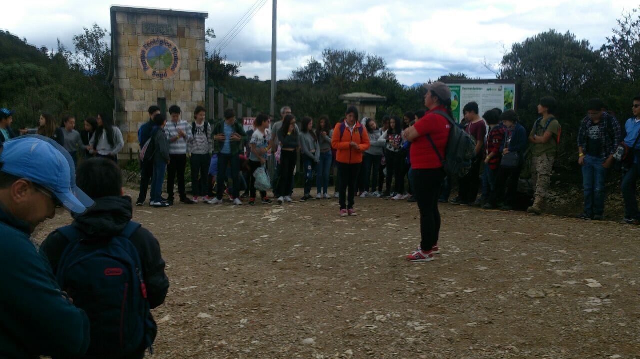 Estudiantes de colegio analizando las corrientes de aire y el clima en la cima del Cerro del Pionono