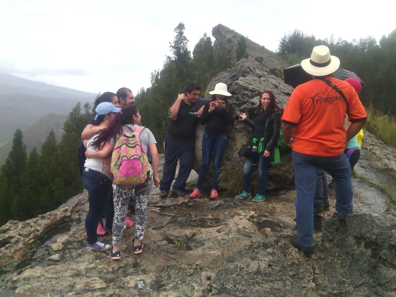 Estudiantes de colegio analizando arte rupestre y pictogramas muiscas en la base de los Farallones de Sutatausa
