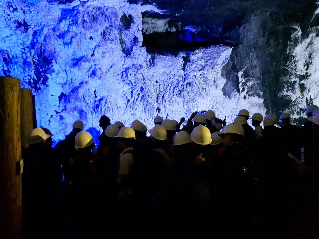 Observación técnica de estalactitas y procesos de cristalización natural durante el recorrido por la Mina de Sal de Nemocón.