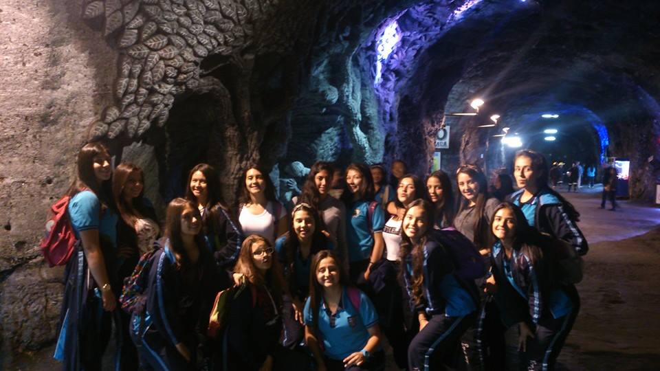 Clase técnica sobre estabilidad de estructuras y mecánica de rocas en las naves de la Catedral de Sal de Zipaquirá.