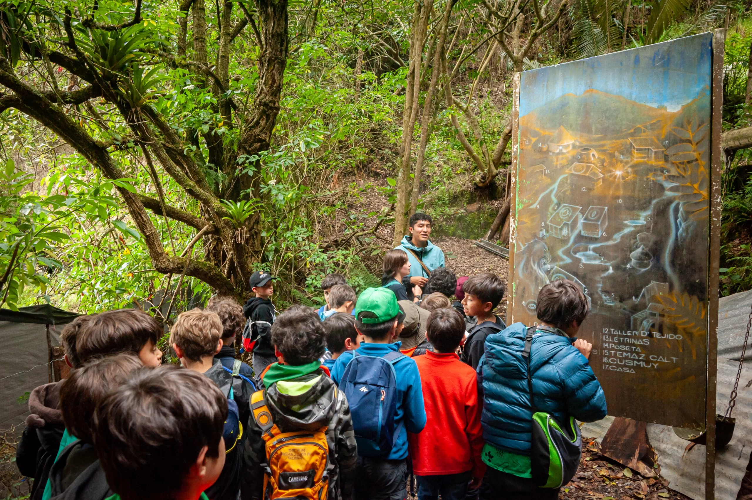 Alumnos participando en un diálogo de saberes con líderes de la comunidad Muisca en Sesquilé bajo la guía de Awalí School