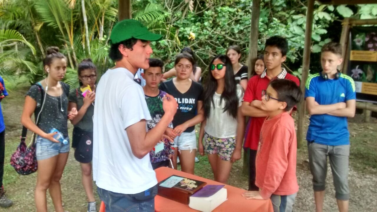 Clase técnica sobre reproducción y cuidado de especies amenazadas en el taller de orquídeas del Tequendama.