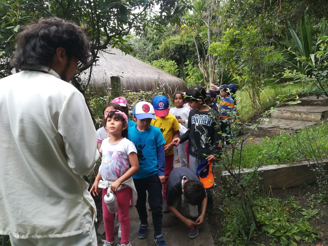 Estudiantes realizando actividades de creación manual y simbología muisca en una salida pedagógica operada por Awalí School.