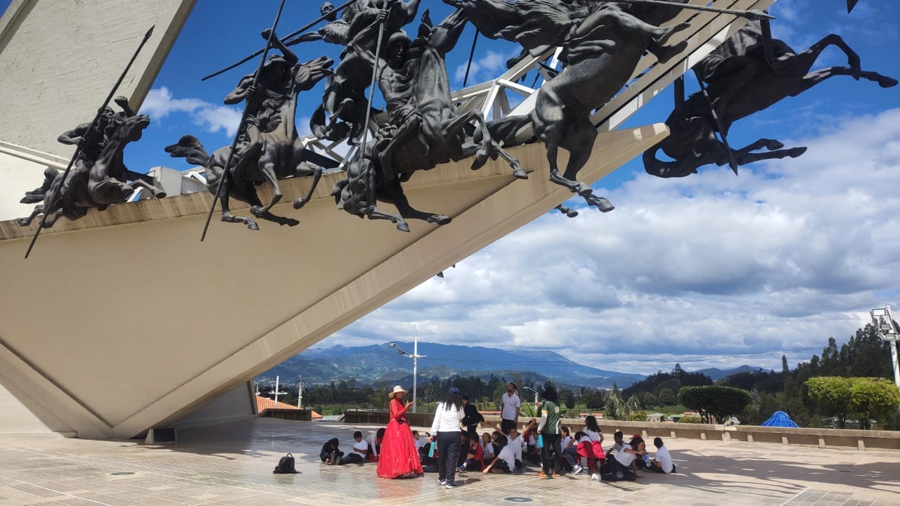 Estudiantes de Awalí School analizando la carga de los lanceros en el monumento del Pantano de Vargas.