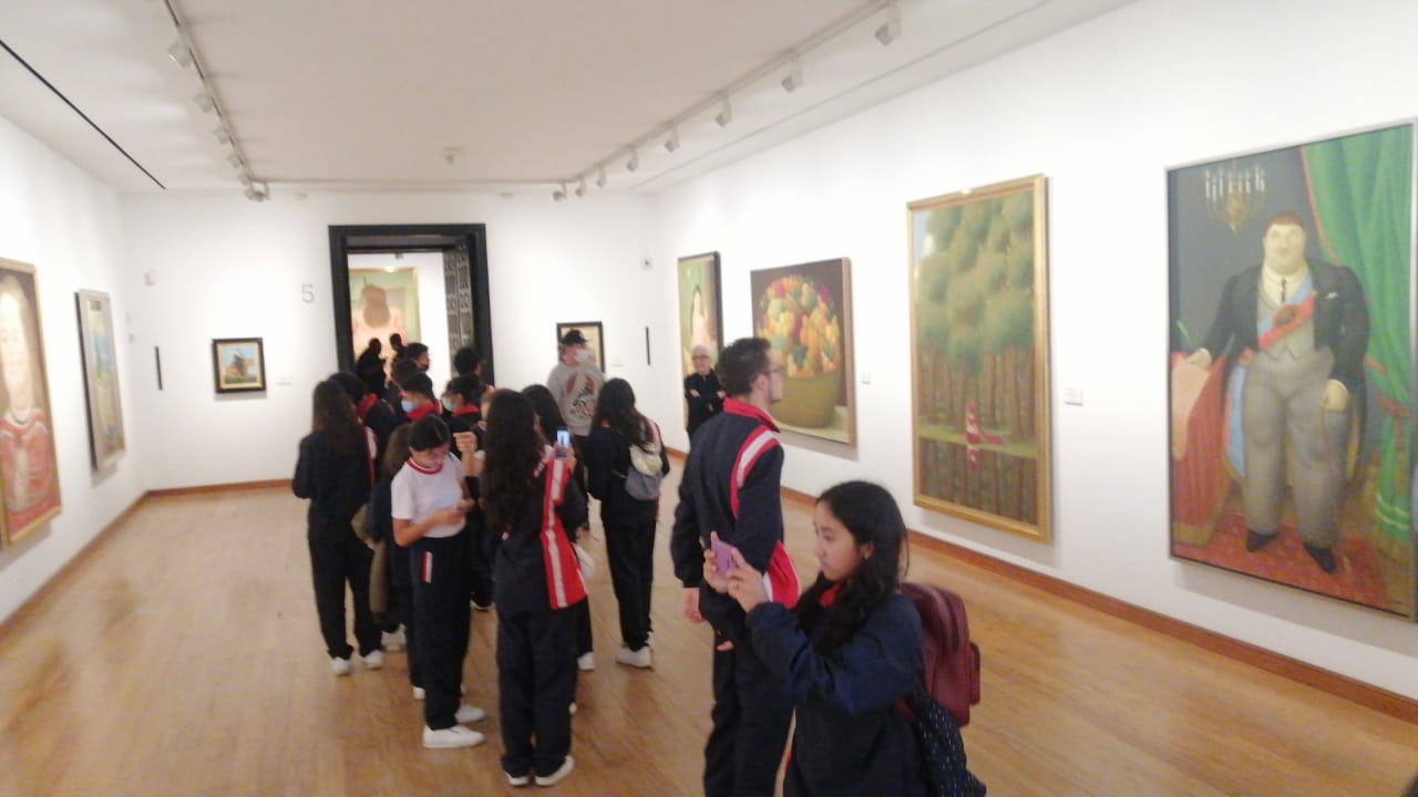 Estudiantes explorando el volumen y la estética contemporánea en el Museo Botero de La Candelaria.