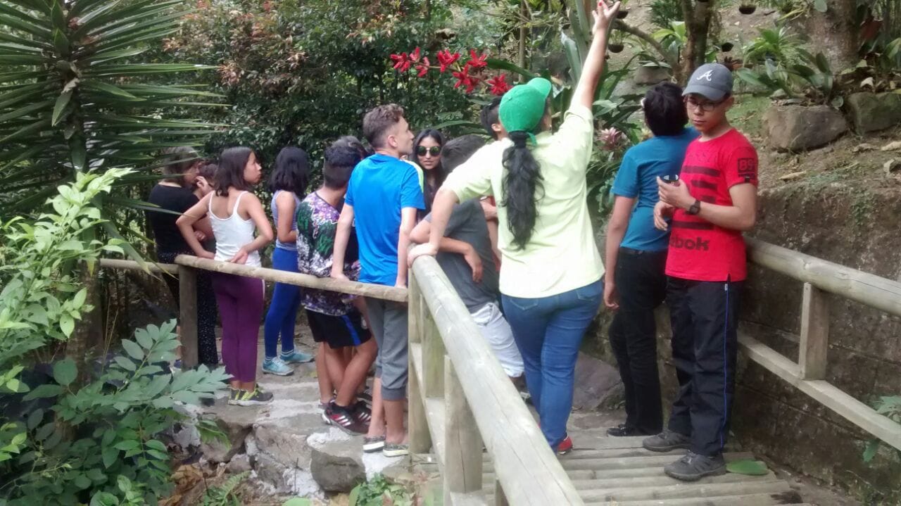 Estudiantes identificando especies epífitas y polinizadores en el taller de orquídeas del Tequendama.