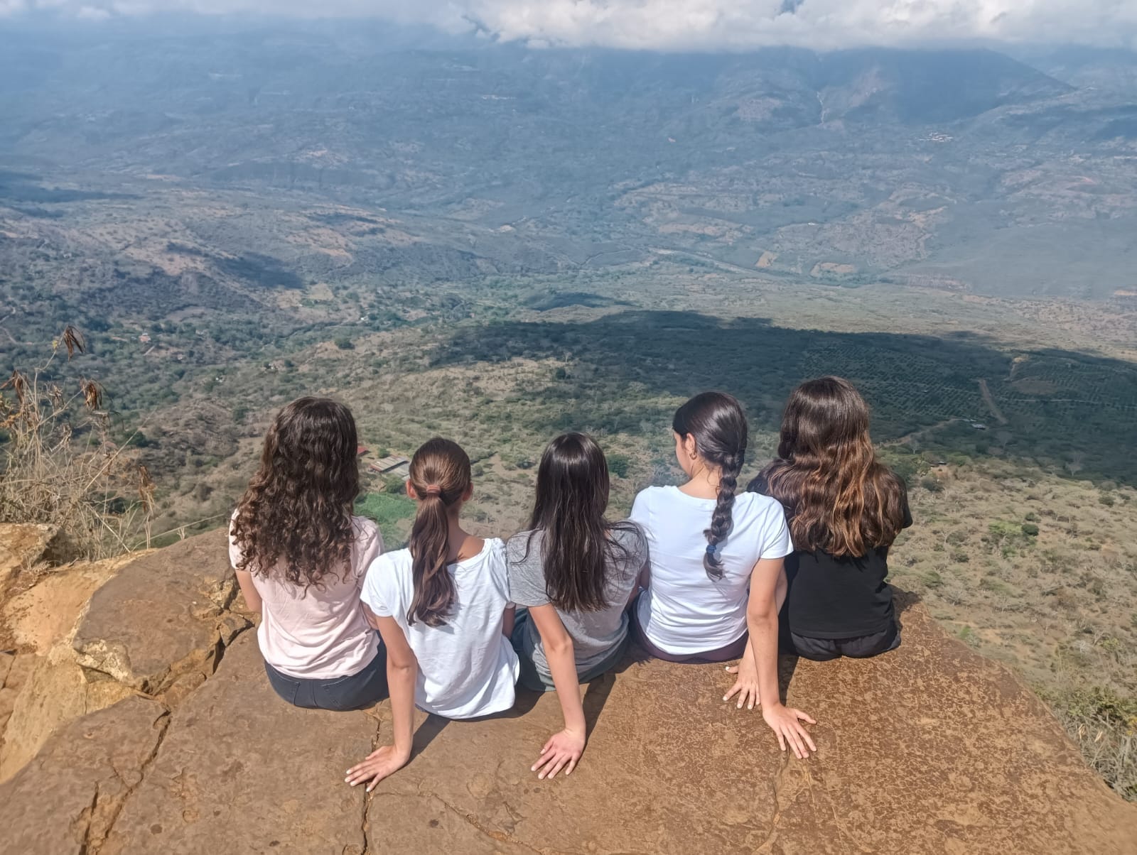 Ruta Mutis con estudiantes de colegio descubriendo el legado científico de José Celestino Mutis y la flora regional durante una expedición de Awalí School.